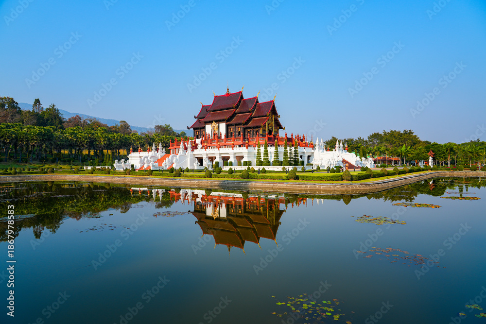 Obraz premium Ho Kham Luang Royal Pavilion reflected in a pond at the Royal Park Rajapruek in Chiang Mai, Northern Thailand