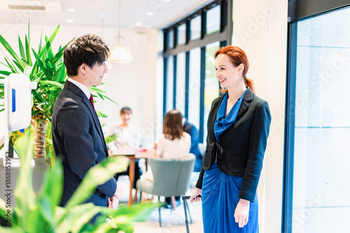 Schilderij op canvas ホテルのチェックインをする海外のお客様