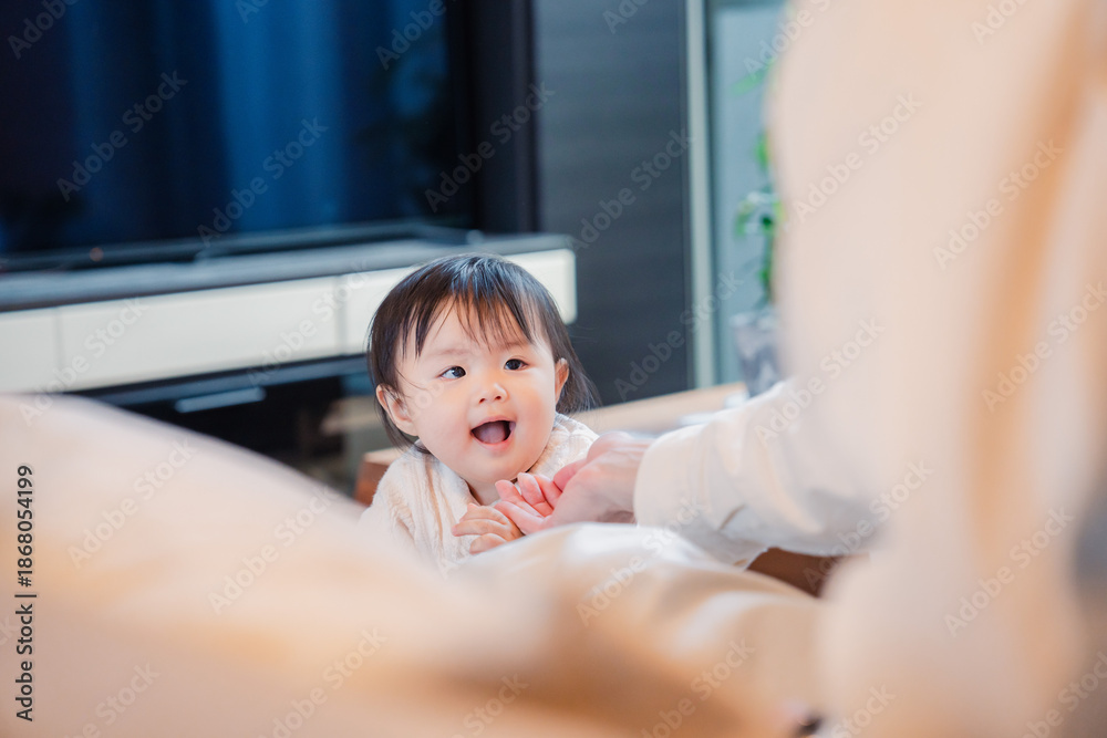 Fototapeta premium 家でひとりで遊ぶ赤ちゃん