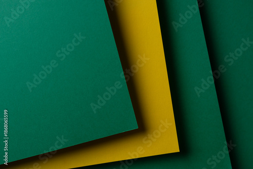 重なる緑色と黄色の画用紙	