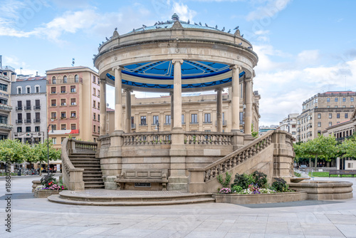 Fotografie Historic Stone Bandstand Kiosk at Plaza del Castillo in Pamplona