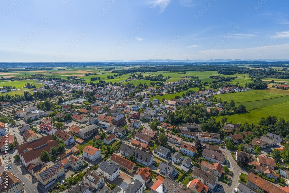 Obraz premium Blick von oben auf Bad Wörishofen in Mittelschwaben im bayerischen Alpenvorland