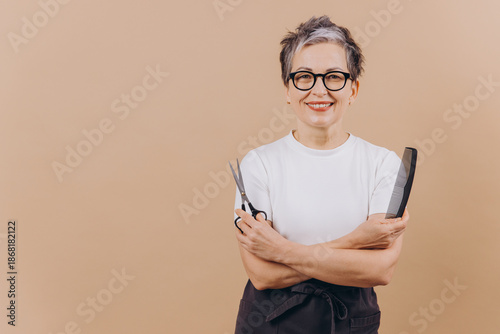 Canvastavla Woman hairdresser barber smiling holding scissors and comb