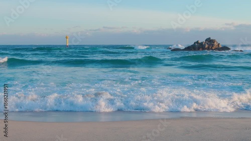 대한민국_동해_울진_후정해수욕장_해변_등대_바위_파도