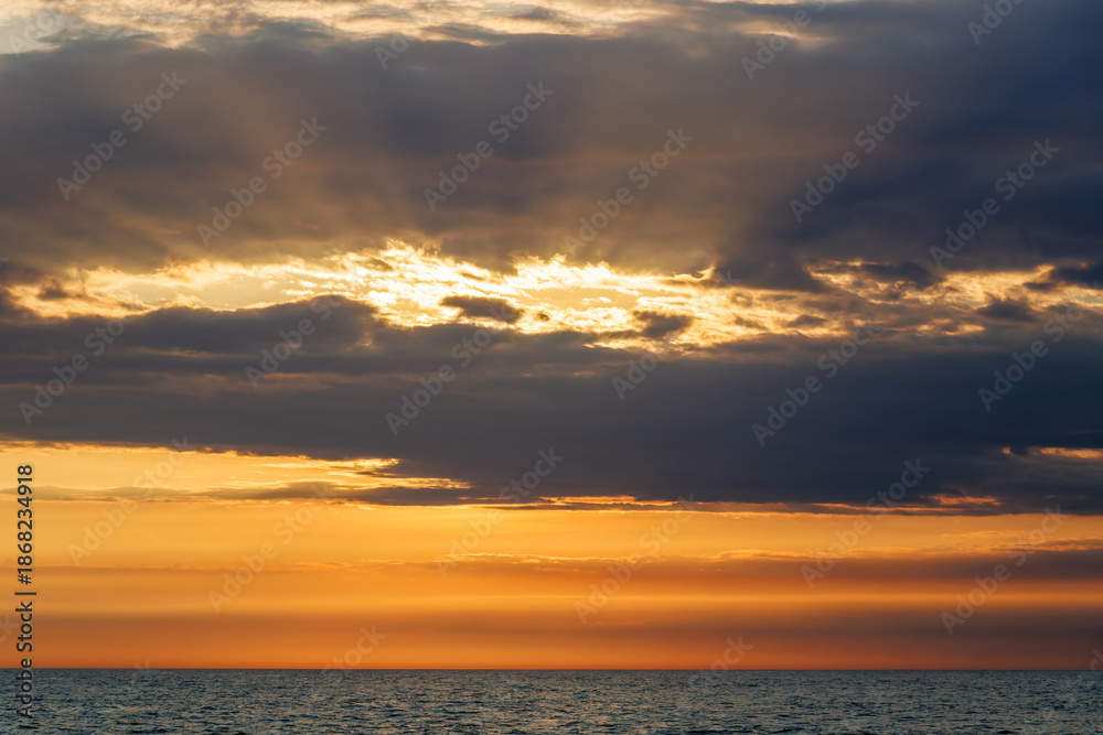 Fototapeta premium 太平洋の日没。 夕暮れの海に漁船に乗ってアカハタ釣りに出かけた。 ヒリゾ浜南伊豆町中木 静岡県伊豆半島-2025 日本有数のシュノーケリングスポット。 夏の数カ月間だけ渡し船で行ける。 水質透明度魚影が素晴らしい。 