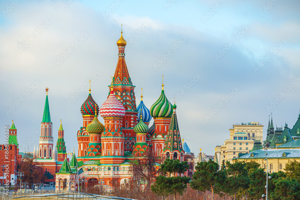 Fototapeta premium St. Basil's Cathedral (or Pokrovsky Cathedral) on Red Square in Moscow.