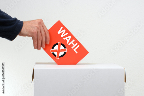 Hand mit Wahlurne: Alles zum Thema Wahl