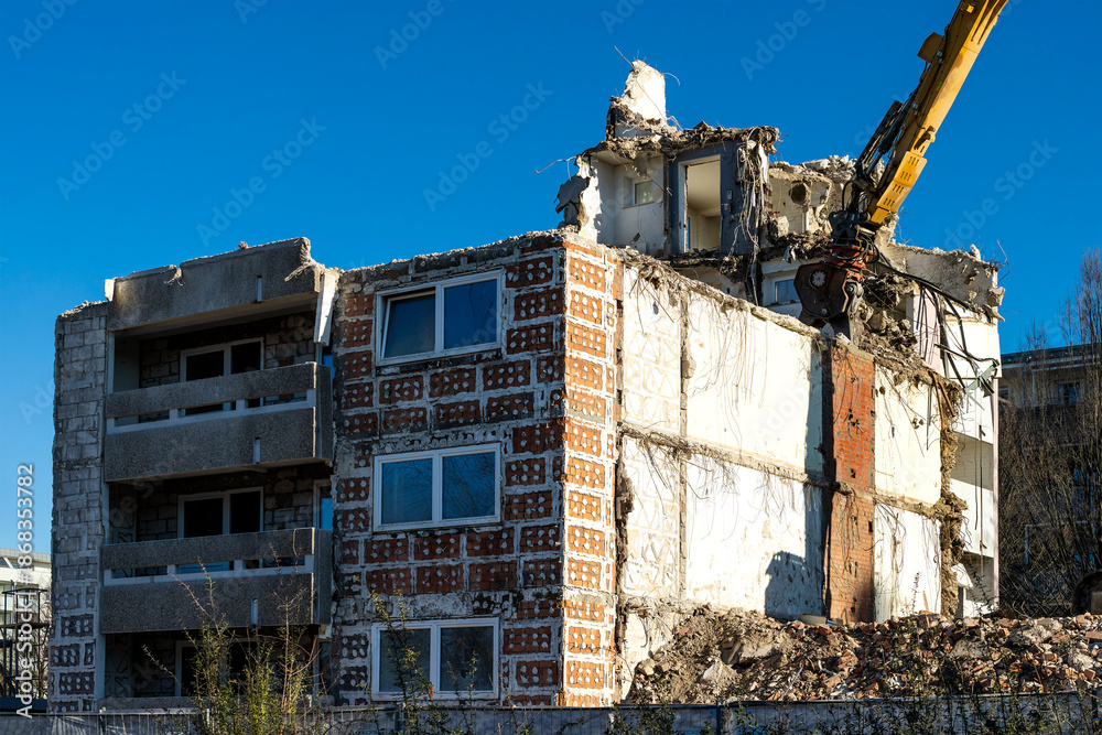 Fototapeta premium Abriss eines Wohnblocks