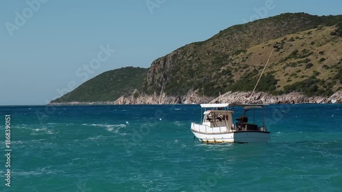 Wallpaper Mural Boot auf türkisfarbenem Meer mit Wellen und Küste, Jala, Qark Vlora, Albanien Torontodigital.ca