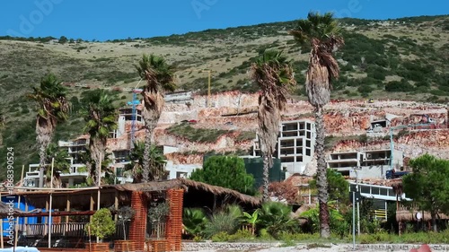 Wallpaper Mural Palmen am Strand vor Baustelle eines Resorts, Jala, Qark Vlora, Albanien Torontodigital.ca