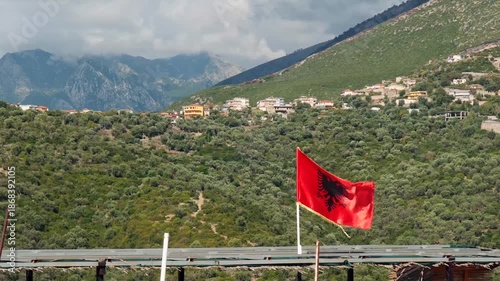 Wallpaper Mural Albanische Flagge weht über Berglandschaft mit verstreutem Dorf, Bunec, Qark Vlora, Albanien Torontodigital.ca