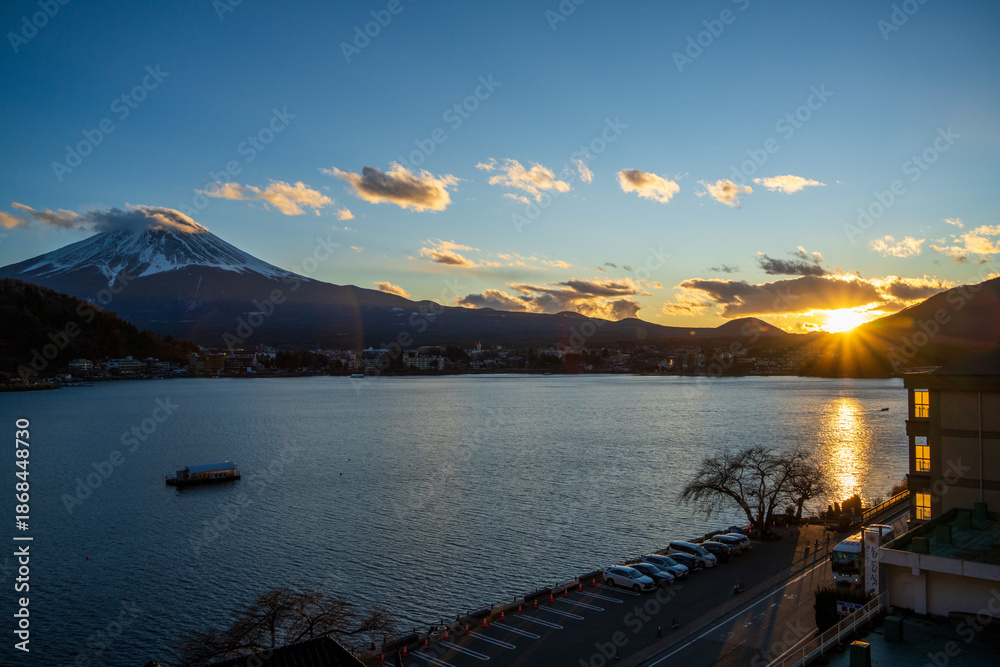Obraz premium 夕日が沈む河口湖と富士山の冬景色