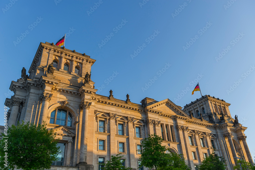 Fototapeta premium Der Deutsche Bundestag im Abendlicht im Regierungsviertel, Berlin, Deutschland