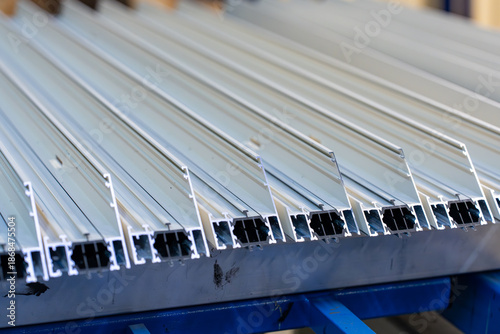 Foto Vue de barres de fer mises en évidence dans un contexte industriel ou de construction, illustrant la matière brute utilisée pour le renforcement et la fabrication structurelle