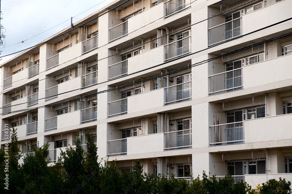 Obraz premium 人の姿がない午後の団地