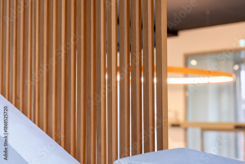 Foto Décorations en bois naturelles et artisanales, apportant chaleur et texture à un intérieur ou un événement créatif
