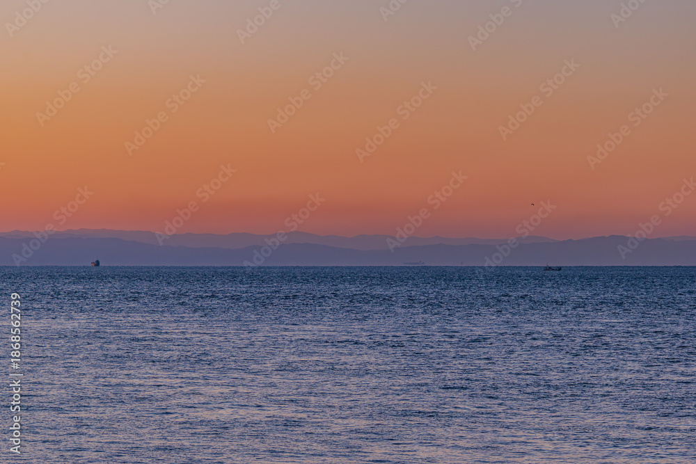 Fototapeta premium 朝空と海