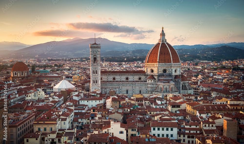 Obraz premium Panoramic view of Florence sunset city skyline with Cathedral and bell tower Duomo and Palazzo del Bargello. Florence, Italy.