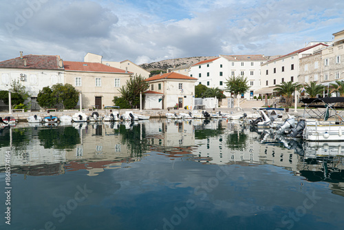 Miasto Pag, czyli stolica wyspy Pag w Chorwacji z portem i wąskimi uliczkami. #1868574164