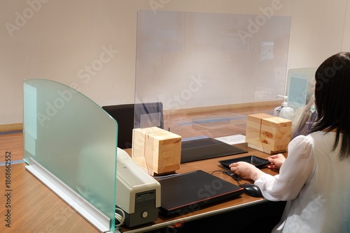 Fotografie Service Counter with Protective Acrylic Screen