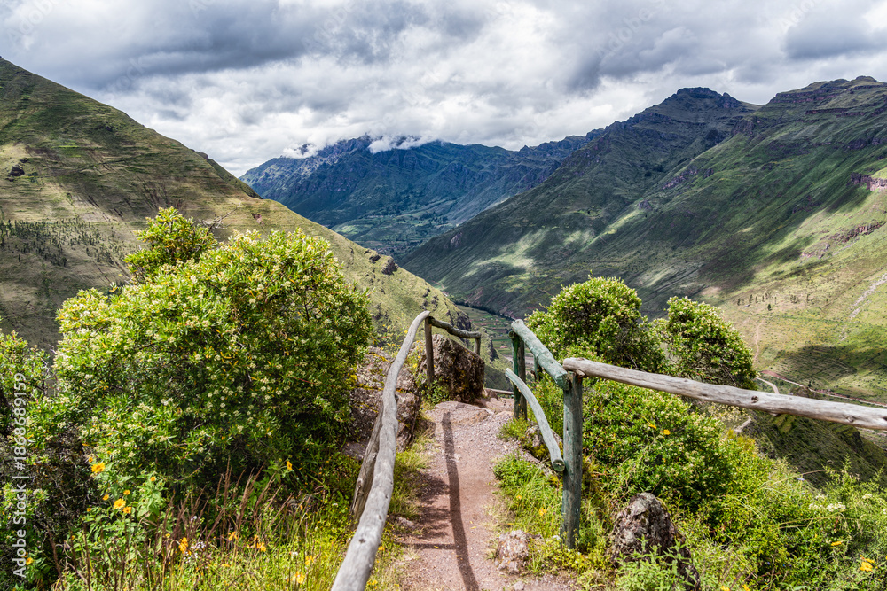 Φωτογραφία A hiking trail offering panoramic view with the Sacred Valley from the Pisac archaeological site in the Peruvian Andes