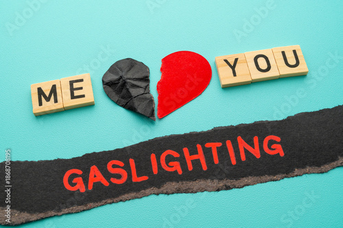 Schilderij op canvas Concept of gaslighting, expressed with pawns, a torn heart, and the word gaslighting