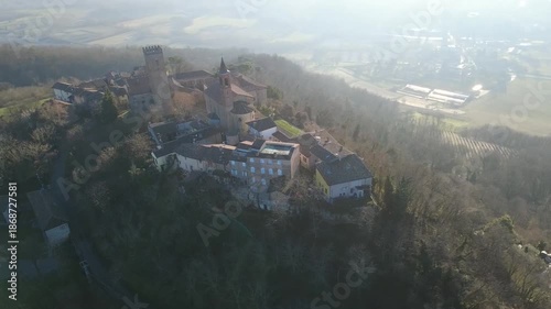 Nazzano, piccolo caratteristico Borgo su di una collina in prov. di Pavia - Lombardia - Italia (al drone)