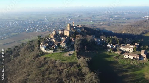 Nazzano, piccolo caratteristico Borgo su di una collina in prov. di Pavia - Lombardia - Italia (al drone)