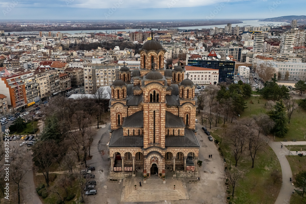 Obraz premium Belgrade, Serbia - January 02, 2026: St. Mark's Church (serbian: crkva Svetog Marka) is a Serbian Orthodox church located in the Tasmajdan park in Belgrade photographed with a drone