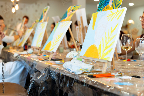 Foto Women enjoying sip and paint art workshop