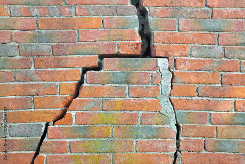 Canvas-taulu Dangerous old exposed cracked brick wall due to structural foundation failure, s