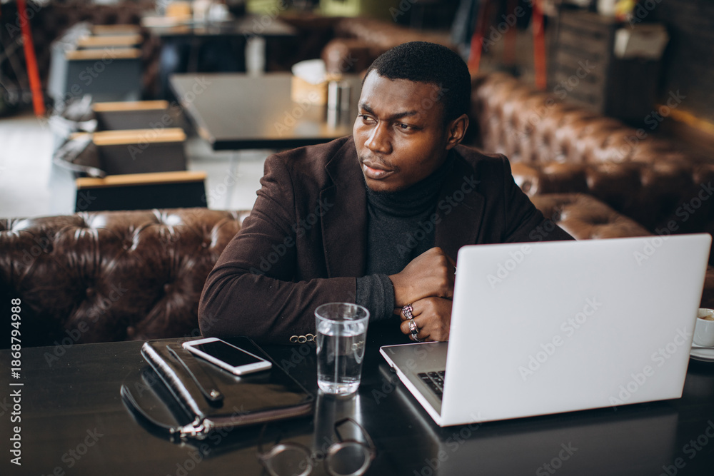 Obraz premium African American business man thinking during remote work