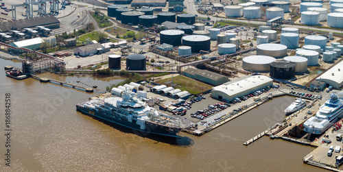 Foto Construction shipyard for assembling of luxury yachts