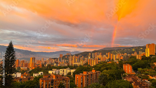 Tableau sur toile Hermoso atardecer en Medellín, Acompañado de un intenso arcoiris