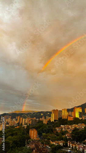Hermoso atardecer en Medellín, Acompañado de un intenso arcoiris. 