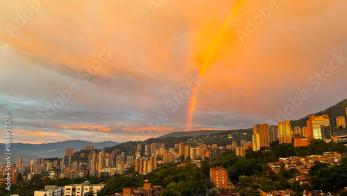 Photos Hermoso atardecer en Medellín, Acompañado de un intenso arcoiris