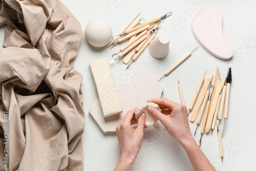 Cuadro en lienzo Hands of female sculptor kneading clay on white grunge background