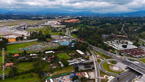 Foto aérea capturada con drone sobre el nuevo intercambio vial del Aeropuerto José María Cordova en Rionegro, Antioquia.