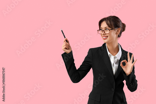 Beautiful young businesswom...