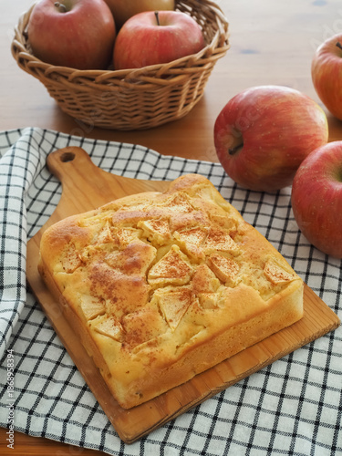 カッティングボードの上のリンゴとヨーグルトのケーキ