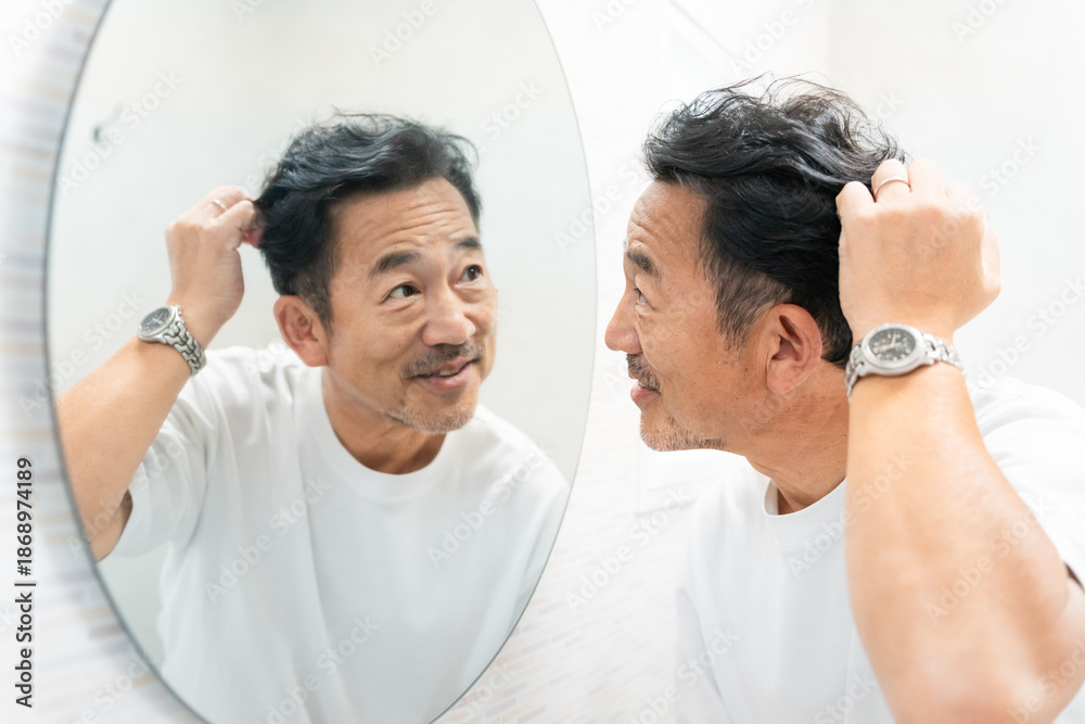 Obraz premium ヘアチェックをするミドル男性 ビューティーイメージ