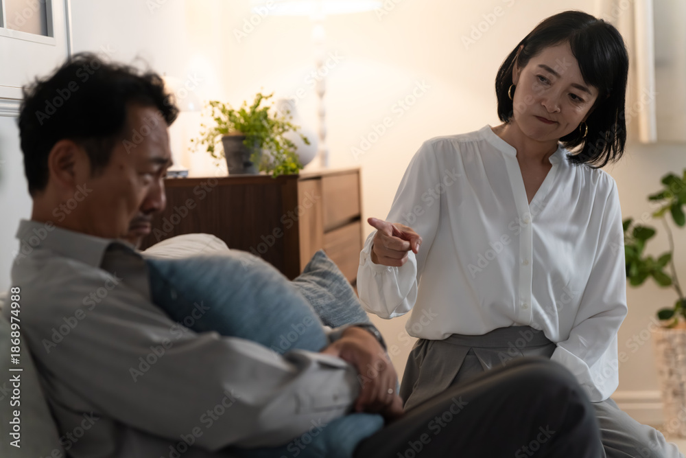 Obraz premium けんかをする熟年夫婦 ライフスタイルイメージ