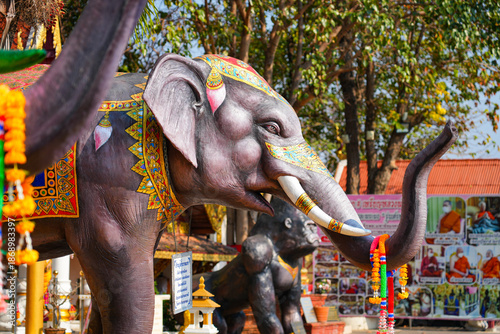 Foto Ornately decorated sacred elephant statues at Wat Phra That Doi Kham temple on t
