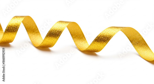 Funkelndes goldenes Band elegant geschwungen auf Weiss schimmernde festliche Dekoration helles Licht betonter Glanz. AI Generated