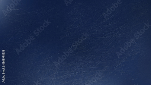 無機質な、金属や塗装されたボード・板の表面に引っかき傷や小さなクレーター・打痕などの凹凸のある傷や跡があるイメージのグランジ系の画像素材　背景・テクスチャー　16:9・8K UHDサイズ（7680 x 4320）　ダークブルー・青・紺色