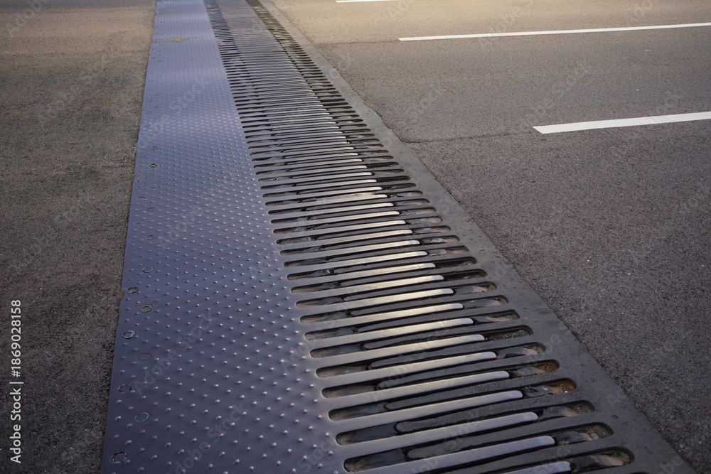 Fototapeta premium 道路橋の櫛の歯状の継ぎ目。橋の振動や動きを吸収する。
