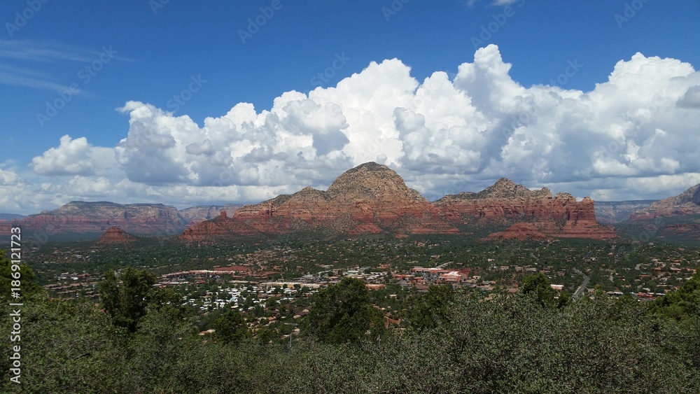 Obraz premium Sedona Red Rocks Landscape Under Dramatic Summer Clouds