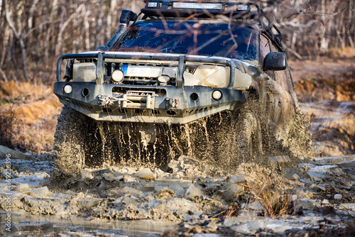 Φωτογραφία Offroad vehicle pushes through deep mud as it drives forward