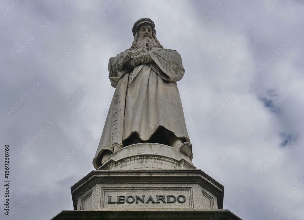 Fototapeta premium Leonardo Da Vinci statue in Milan, Lombardy, Italy