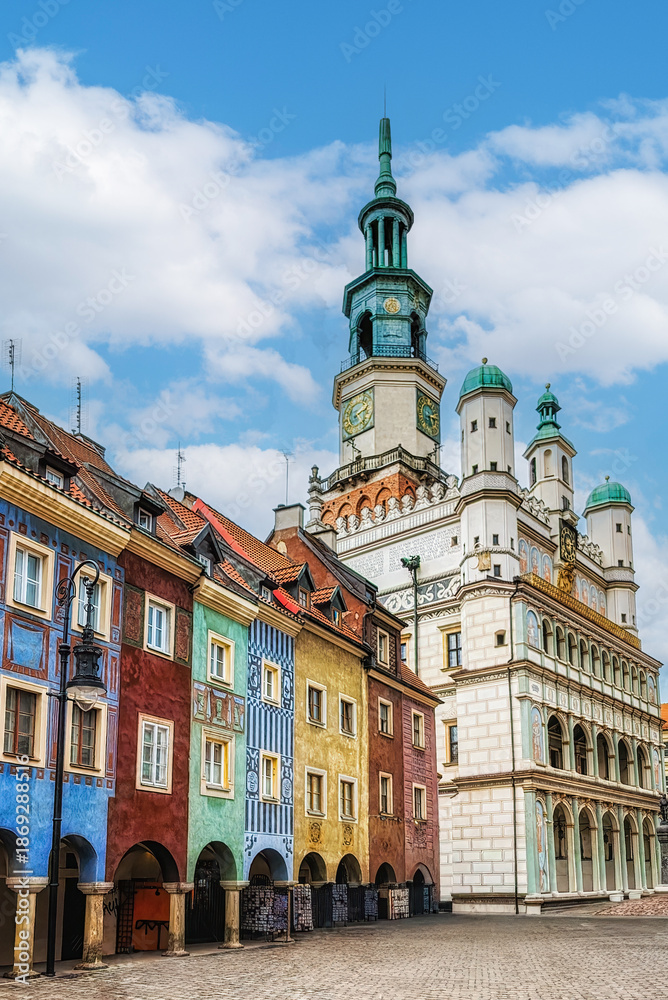 Obraz premium Old Town Square in Poznan with tenements and Renaissance Poznań Town Hall